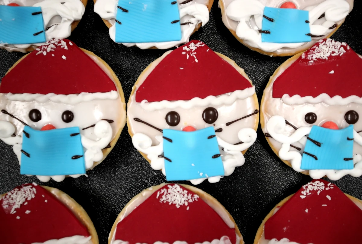 Pandemia w Europie nie zwalnia. W związku z wciąż rosnącą liczbą zakażeń koronawirusem wiele państw podjęło decyzję o wprowadzeniu przed świętami Bożego Narodzenia nowych obostrzeń, a nawet całkowitego lockdownu. Wdrożono limity zgromadzeń, a w niektórych krajach całkowicie zakazano spotkań w większym gronie w sylwestra. We Francji, Włoszech, Hiszpanii i w Czechach już obowiązuje godzina policyjna.