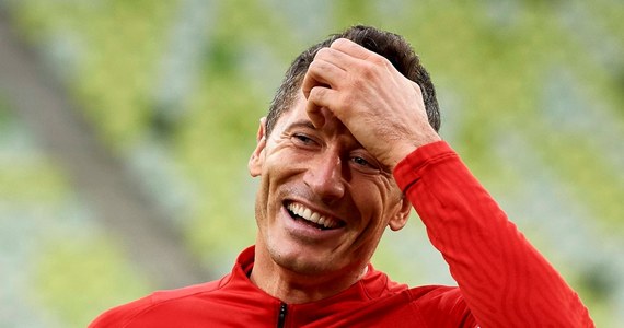 Robert Lewandowski przyznał po triumfie w plebiscycie FIFA na najlepszego piłkarza świata w 2020 roku, że "trudno będzie mu pójść dziś spać". "Jestem bardzo dumny z tej nagrody" - dodał na konferencji prasowej kapitan reprezentacji Polski i napastnik Bayernu Monachium.