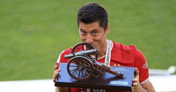 Władze Bayernu Monachium nie ukrywają radości z sukcesu napastnika tego zespołu i reprezentacji Polski Roberta Lewandowskiego, który został wybrany Piłkarzem Roku w plebiscycie FIFA. "Trudno mi wyrazić słowami, jak bardzo jesteśmy dumni i szczęśliwi" - przyznał Karl-Heinz Rummenigge.