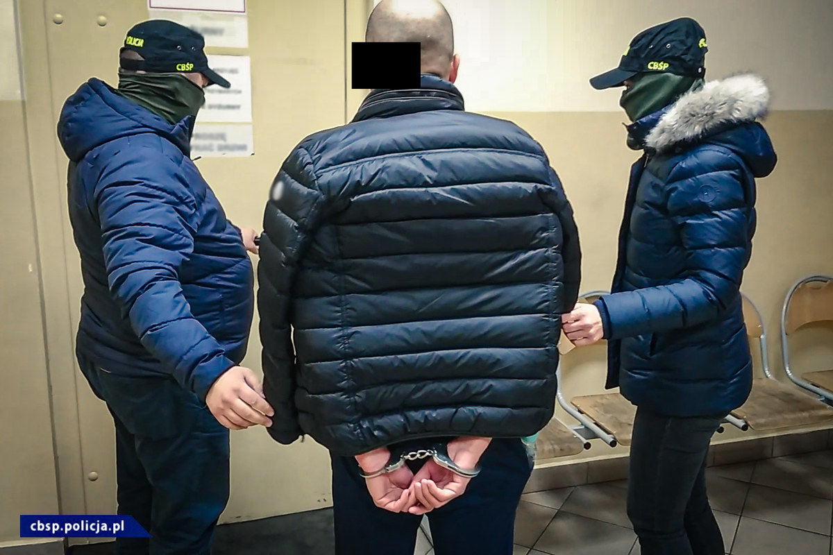 Policyjny "łowcy cieni" z CBŚP zatrzymali w Krakowie członka sycylijskiej rodziny mafijnej. 40-letni Alberto C. był poszukiwany Europejskim Nakazem Aresztowania.
