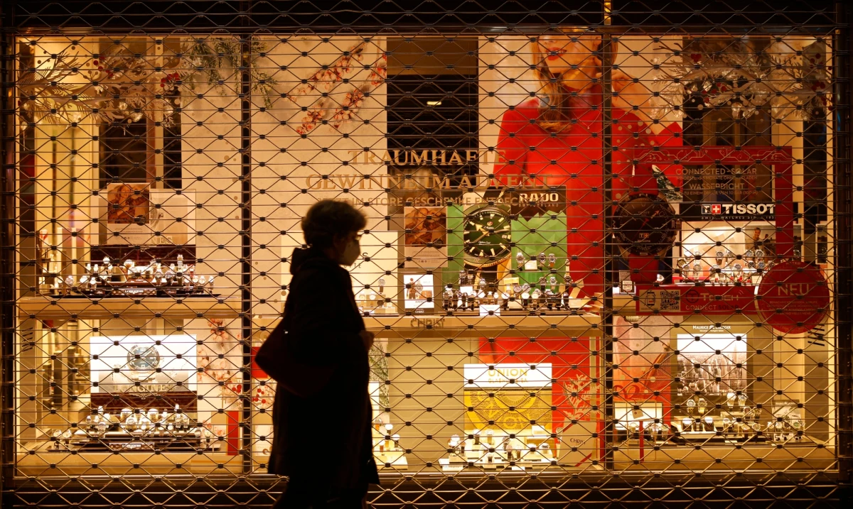 "Byłbym zwolennikiem jeszcze mocniejszych restrykcji, ale krótkich, a co najważniejsze - z pokazaniem jasnego, pozytywnego celu" - tak prezes Warszawskich Lekarzy Rodzinnych dr Michał Sutkowski skomentował ogłoszenie wczoraj przez rząd narodowej kwarantanny. "Spodziewałem się zaostrzenia obostrzeń epidemicznych przez rząd, bo w Polsce w ostatnich tygodniach zakwitło cwaniactwo" - powiedział z kolei PAP wirusolog prof. Włodzimierz Gut. "Konieczne jest szersze i jaśniejsze wyjaśnienie wczorajszej decyzji rządu" - podkreśla natomiast prof. Magdalena Marczyńska, specjalistka chorób zakaźnych wieku dziecięcego.