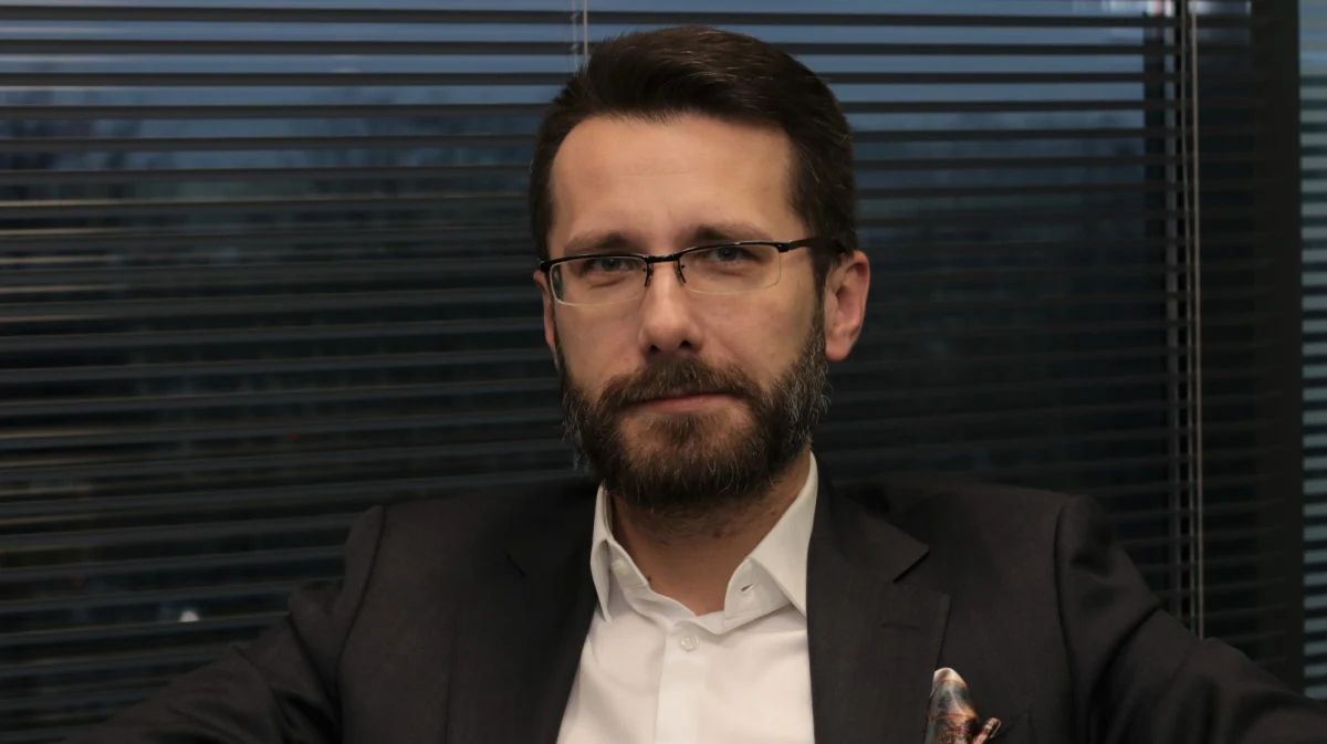 Narodowa kwarantanna jest określeniem nieco na wyrost; mamy tu raczej do czynienia z etapem solidarności z dołożeniem pewnych ograniczeń - tak wicerzecznik PiS Radosław Fogiel skomentował kolejne obostrzenia ogłoszone wczoraj przez ministra zdrowia.