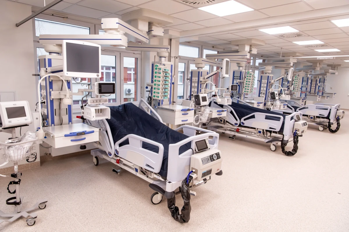 Ministerstwo Zdrowia informuje o 11 013 nowych przypadkach zakażenia koronawirusem. Ostatniej doby zmarło 426 chorych na Covid-19. Bilans epidemii koronawirusa w Polsce to 1 182 864 zakażonych. Nie żyje 24 771 spośród nich.