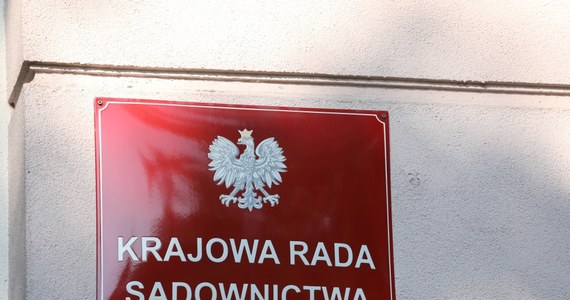 5 posiedzeń komisji bibliotecznej, która działa przy nowej Krajowej Radzie Sądownictwa, pozwoliło jej członkom zarobić 16 439 złotych. To więcej niż całoroczny budżet tej komisji na zakup nowych książek, który wynosi 15 tysięcy złotych. Wszystkie posiedzenia odbyły się poza obradami plenarnymi, dzięki czemu uczestnicy mogli pobierać dodatkowe diety. Efekty tego procederu szczegółowo opisujemy od wczoraj w RMF FM. Jak ustalił nasz dziennikarz Patryk Michalski, podczas posiedzeń uczestnicy rekomendowali między innymi zakup dwóch książek autorstwa członka komisji Dariusza Drajewicza, który na dodatkowych posiedzeniach komisji zarobił w sumie 23 208 złotych. Komisja zdecydowała również, że w 2021 roku „należy zaopatrzyć księgozbiór m.in. w publikacje, których autorami są obecni członkowie Krajowej Rady Sądownictwa”.