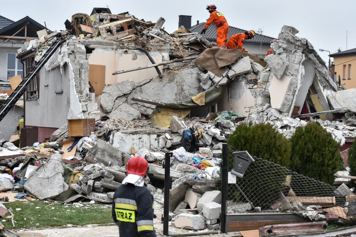 Wybuch - najprawdopodobniej gazu - w domu jednorodzinnym przy ul. Krótkiej w Puławach na Lubelszczyźnie. Spod gruzów wydobyto 39-letnią kobietę, która trafiła do szpitala. Tuż przed 08:30 udało się zlokalizować kolejną osobę. Niestety, okazało się, że 69-letnia kobieta nie przeżyła eksplozji. Tragicznie skończyły się także poszukiwania trzeciej osoby - ciało 75-letniego mężczyzny strażacy odnaleźli przed godz. 11.