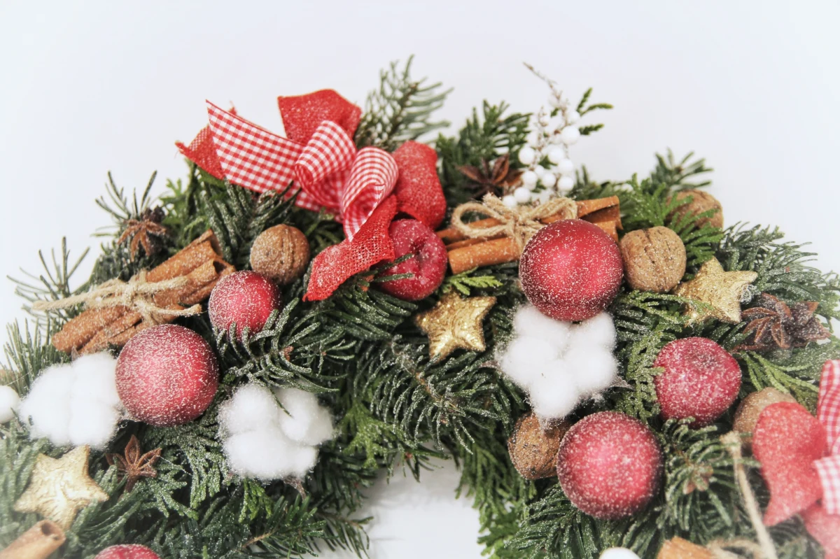 "Warto przystrajać domy, żeby w tym trudnym dla nas czasie odpocząć i nacieszyć się czymś pięknym" – mówi w rozmowie z RMF FM Magdalena Klakla, która na co dzień zajmuje się tworzeniem dekoracji. Jak dodaje, stworzenie samodzielnie prostego wieńca bożonarodzeniowego nie jest bardzo czasochłonne, a pozwoli spędzić w kreatywny sposób chwile z najbliższymi. Zdradza nam także najnowsze trendy w bożonarodzeniowych ozdobach.
