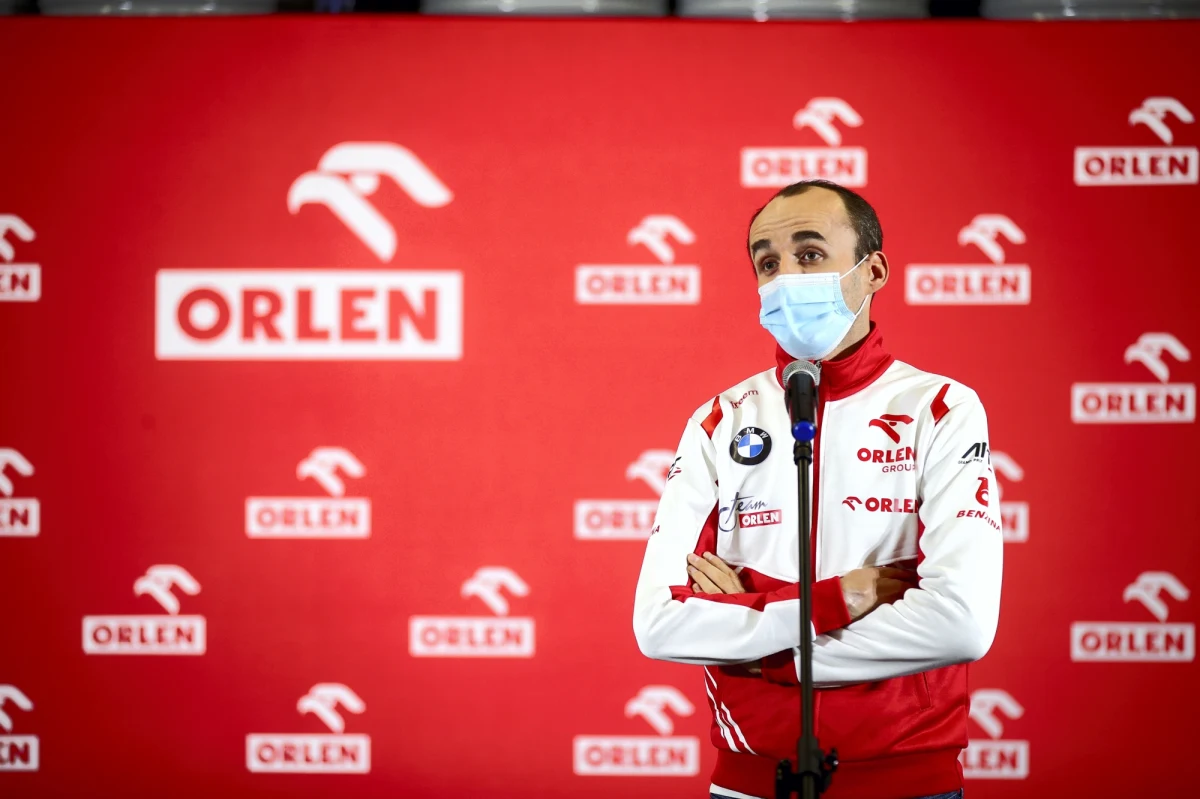 PKN Orlen będzie znów w przyszłym sezonie tytularnym sponsorem teamu Alfa Romeo w F1. Kierowcą rezerwowym zespołu pozostanie również Robert Kubica, który jednak nadchodzący czas świąt chce poświęcić na odpoczynek. "Powoli zaczyna brakować benzyny w zbiornikach. Od połowy czerwca byłem tylko 5 dni w domu i miałem jeden wolny weekend. Nie narzekam, ale dał mi się we znaki ten okres" - zaznacza Robert Kubica. Oprócz pracy dla Alfy Romeo, Polak nadal chce się ścigać, ale jak sam podkreśla pandemia wymusiła na nim większą odpowiedzialność. O planach na nowy rok i o posezonowych testach w Abu Zabi z Robertem Kubicą rozmawiał Wojciech Marczyk z redakcji sportowej RMF FM. 