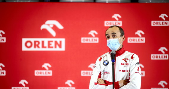 PKN Orlen będzie znów w przyszłym sezonie tytularnym sponsorem teamu Alfa Romeo w F1. Kierowcą rezerwowym zespołu pozostanie również Robert Kubica, który jednak nadchodzący czas świąt chce poświęcić na odpoczynek. "Powoli zaczyna brakować benzyny w zbiornikach. Od połowy czerwca byłem tylko 5 dni w domu i miałem jeden wolny weekend. Nie narzekam, ale dał mi się we znaki ten okres" - zaznacza Robert Kubica. Oprócz pracy dla Alfy Romeo, Polak nadal chce się ścigać, ale jak sam podkreśla pandemia wymusiła na nim większą odpowiedzialność. O planach na nowy rok i o posezonowych testach w Abu Zabi z Robertem Kubicą rozmawiał Wojciech Marczyk z redakcji sportowej RMF FM. 