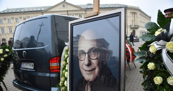 Najbliżsi, a także znajomi i przyjaciele ze środowiska artystycznego pożegnalni zmarłego w poniedziałek Piotra Machalicę na mszy w Kościele Środowisk Twórczych na Placu Teatralnym w Warszawie. Wybitny aktor miał 65 lat. Urna z jego prochami spocznie w sobotę 19 grudnia w rodzinnym grobie w Częstochowie.