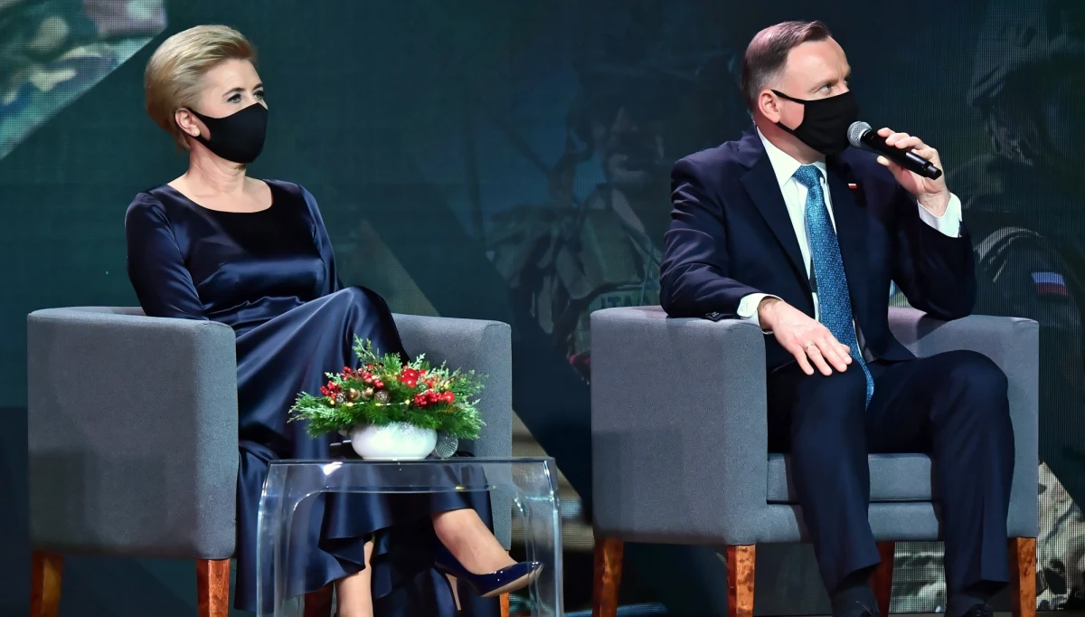 Podziękowania za służbę na rzecz obrony i zaangażowanie walkę z pandemią złożyli żołnierzom: para prezydencka Andrzej Duda i Agata Kornhauser-Duda oraz szef MON Mariusz Błaszczak. Minister podkreślił, że mimo nadzwyczajnych warunków wojsko szkoli się i modernizuje.