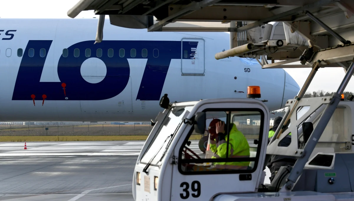 Program wsparcia dla PLL LOT w związku z sytuacją przedsiębiorstwa wywołaną ograniczeniem działalności w związku z epidemią koronawirusa ma wynieść 2 miliardy i 940 mln zł - wynika z projektu uchwały Rady Ministrów. Pomoc ma mieć formę pożyczki oraz dokapitalizowania spółki. 