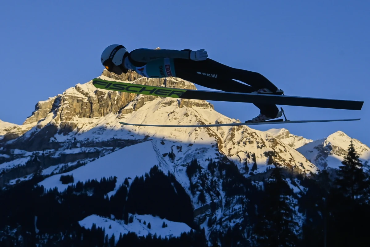 Piotr Żyła zajął drugie miejsce w kwalifikacjach do sobotniego konkursu Pucharu Świata w skokach narciarskich w szwajcarskim Engelbergu. Awans wywalczyło także pięciu pozostałych reprezentantów Polski.