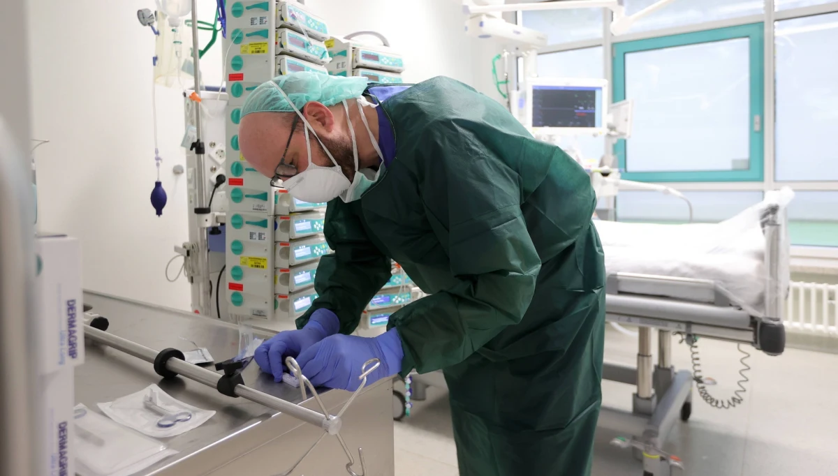 Zwłoki zmarłych na Covid-19 w Hanau pod Frankfurtem muszą być czasowo przechowywane w kontenerach transportowych, jeśli nie ma dla nich miejsc w szpitalnych kostnicach - podał portal telewizji SkyNews. Niemcy mierzą się z kolejnym gwałtownym wzrostem zakażeń i od środy wprowadziły nowy lockdown. 