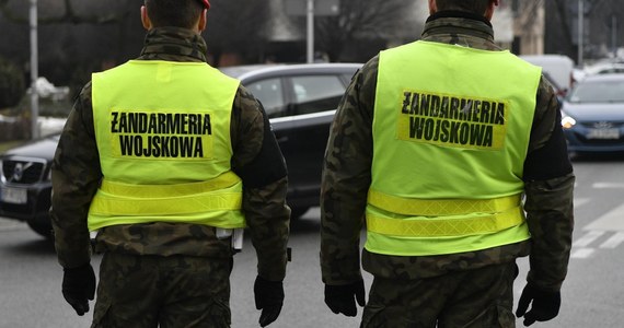 Żandarmeria Wojskowa zatrzymała dwóch żołnierzy i czterech pracowników resortu obrony narodowej podejrzanych o przestępstwa korupcyjne - poinformował rzecznik formacji ppłk Artur Karpienko. 