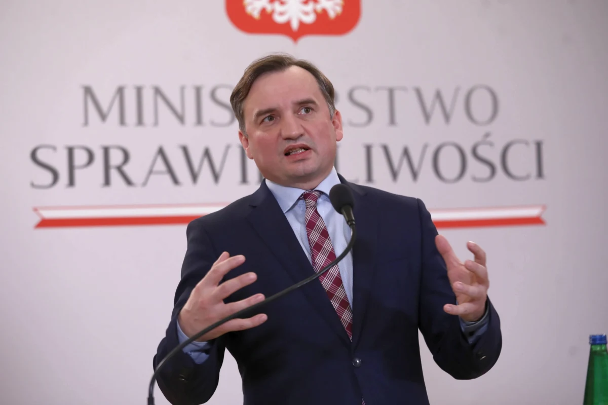 "Jesteśmy twarzą reformy, której jeszcze nie było. Do tej pory reforma to tylko nowi prezesi, zmiana składu Krajowej Rady Sądownictwa i nowe izby Sądu Najwyższego, które nie działają wzorowo. Potrzebna jest prawdziwa reforma" - mówił Jarosław Dudzicz, członek nowej KRS podczas dyskusji na komisji do spraw reformy wymiaru sprawiedliwości. Do krytyki dołączył Arkadiusz Mularczyk, poseł PiS, członek rady, który nie zostawił suchej nitki na Izbie Dyscyplinarnej Sądu Najwyższego: "Obecnie sędziowie w tej izbie nie wykonują obowiązków w sposób sprawny i skuteczny (…) Irytujące jest to, że świetnie wynagradzani sędziowie, powołani na swój urząd, nie wykonują należących do nich obowiązków". O sprawie pisał również "Dziennik Gazeta Prawna". W RMF FM nasz dziennikarz Patryk Michalski ujawnia protokół z krytycznej dyskusji o reformie wymiaru sprawiedliwości z udziałem członków nowej KRS, którzy chcieli być częścią budzącej kontrowersje reformy. 