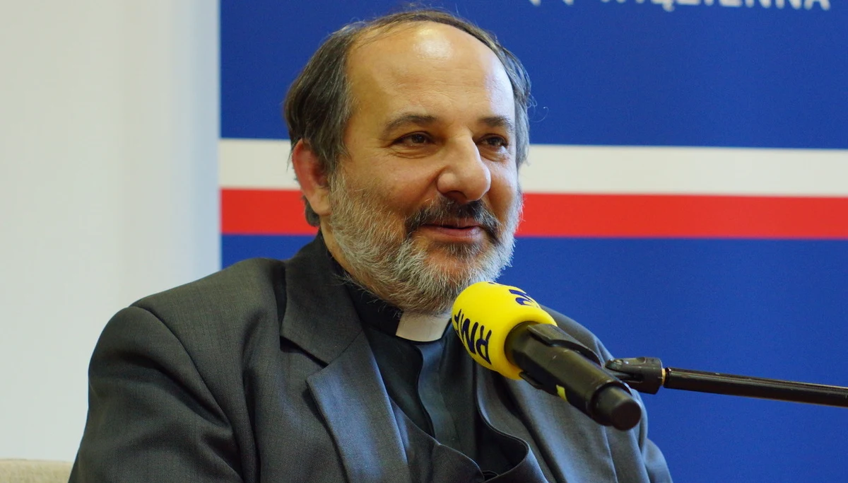 "Kto jak kto, ale organizacje pozarządowe – które są bardzo liczne w Polsce, to są przeróżne stowarzyszenia, fundacje, środowiska nieformalne – mają najlepszą orientację, jeżeli chodzi o ludzi bezdomnych, samotnych, starszych, seniorów. Dowiadujemy się z telewizji czy z innych mediów np. z radia o pewnych sprawach, niemniej jednak nie ma tej konsultacji. Dzisiaj jest taki komunikat, że będą szczepieni wszyscy mieszkańcy domów pomocy społecznej. Nasza fundacja też prowadzi te domy, ale nikt nie pytał nas o zdanie. To nie jest takie proste, że wyjdzie zarządzenie i wszyscy się temu poddadzą. Potrzebna jest akcja edukacyjna w tej sprawie i empatia władz państwowych do organizacji pozarządowych, które są partnerem w tej sprawie” – mówił o planach szczepienia bezdomnych przeciw Covid-19 Gość Krzysztofa Ziemca, ksiądz Tadeusz Isakowicz-Zalewski.