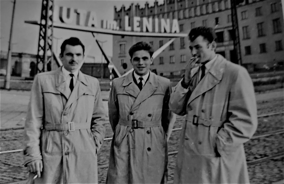 Kiedy tak naprawdę rodzi się nowe miasto? Czy można dokładnie określić datę urodzin Nowej Huty? Jest taki dzień, który się szczególnie wyróżnia, mimo że można by wskazać inne ważne cezury. Przy czym wyraźnie trzeba oddzielić kreację przemysłowego molocha - gigantycznej machiny kombinatu metalurgicznego - od poczęcia miejskiego organizmu przeznaczonego dla człowieczej rzeszy przybyszów zewsząd. Skupię się na tej ostatniej materii - ożywionej - z komórkami mieszkań, aortami alej, neuronami sąsiedzkich relacji.