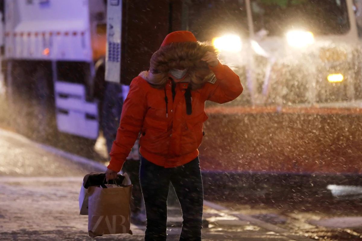 Co najmniej pięć ofiar śmiertelnych spowodowała śnieżyca, która w środę i czwartek przetoczyła się przez północno wschodnie rejony USA. Zgłoszono ponad 70 tys. przerw w dostawie prądu. Niektóre miejscowości odnotowały rekordowe opady, z ponad 110 cm śniegu.