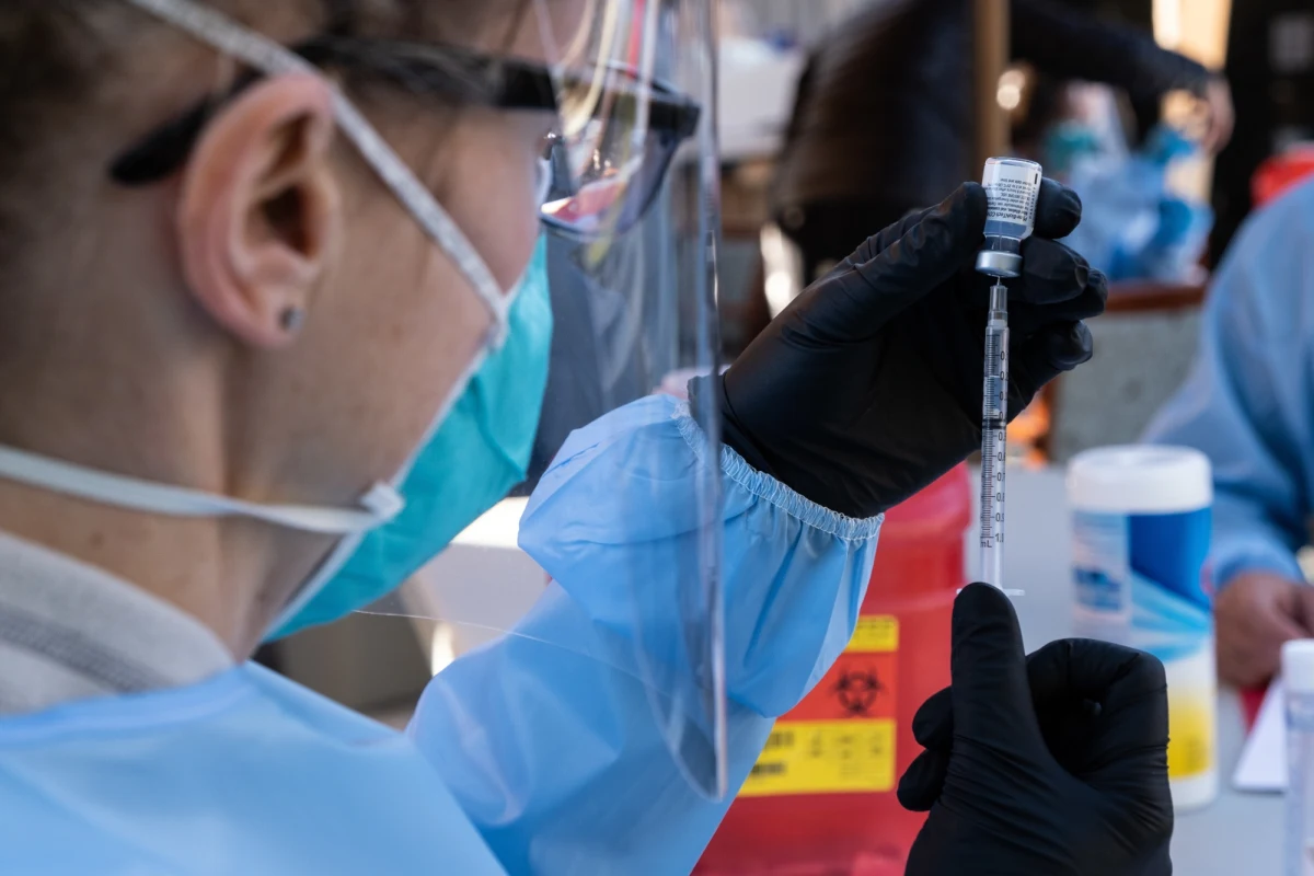 Amerykańska Agencja ds. Żywności i Leków (FDA) zatwierdziła do awaryjnego użycia szczepionkę przeciwko koronawirusowi firmy Moderna. To już drugi preparat, który otrzymał "zielone światło" od władz w Waszyngtonie. W poniedziałek w USA ruszyły szczepienia produktem firmy Pfizer.