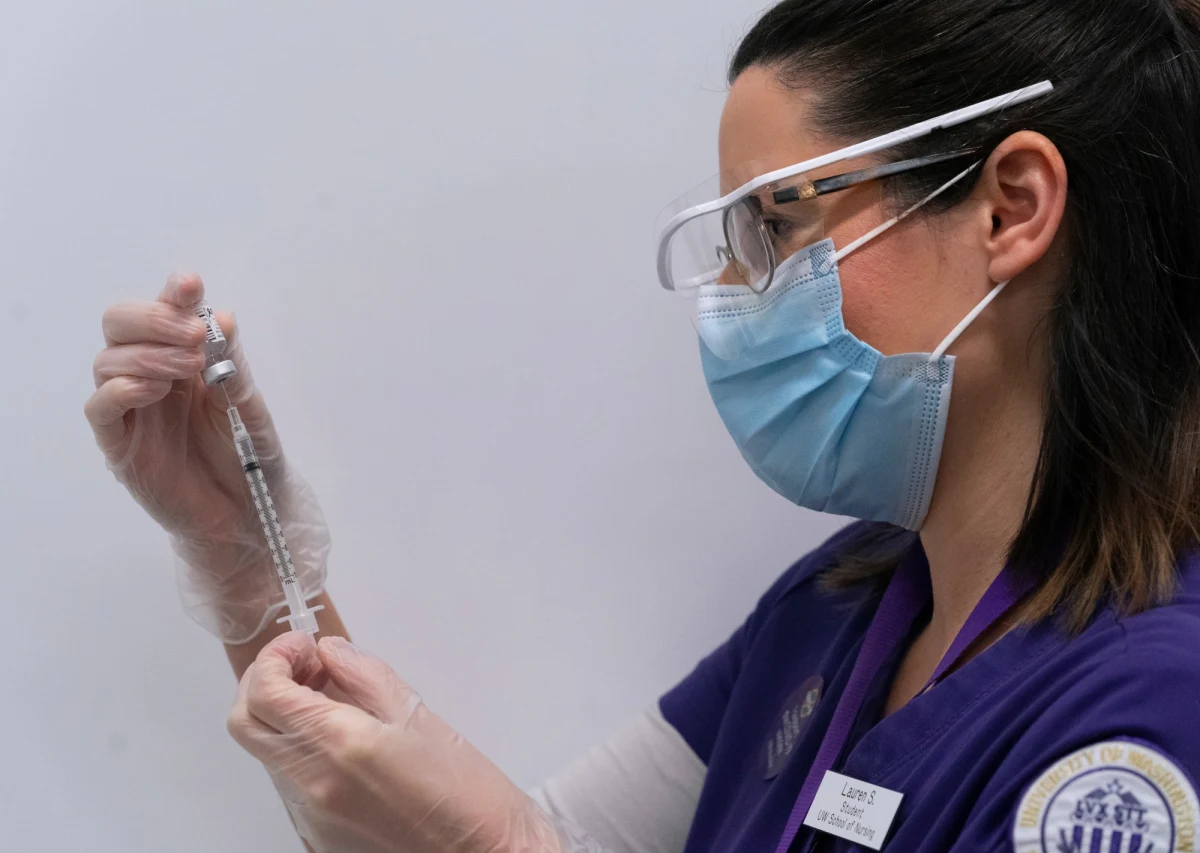 „Jeśli do września przyszłego roku zaszczepimy 20-30 proc. społeczeństwa, to możemy osiągnąć stan, w którym wirus przestanie być epidemicznym i stanie się endemicznym, czyli zachorowania będą występować, ale w sposób ograniczony” – ocenił dr hab. Egbert Piasecki, ekspert z zakresu wirusologii z PAN.