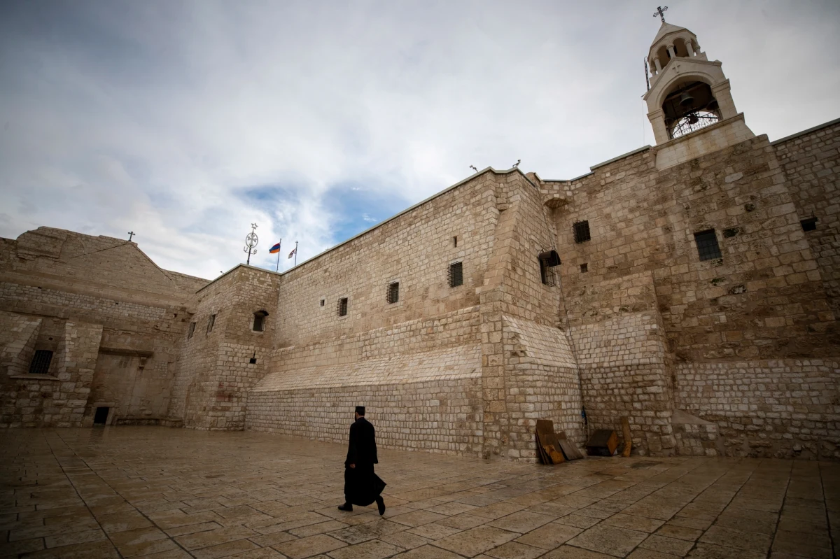 Pandemia Covid-19 ograniczy w tym roku obchody świąt Bożego Narodzenia na całym świecie. Surowe restrykcje obowiązywać też będą w pięciu najważniejszych w tym okresie miastach, w Betlejem, Jerozolimie, Nazarecie, w Rzymie i Watykanie.