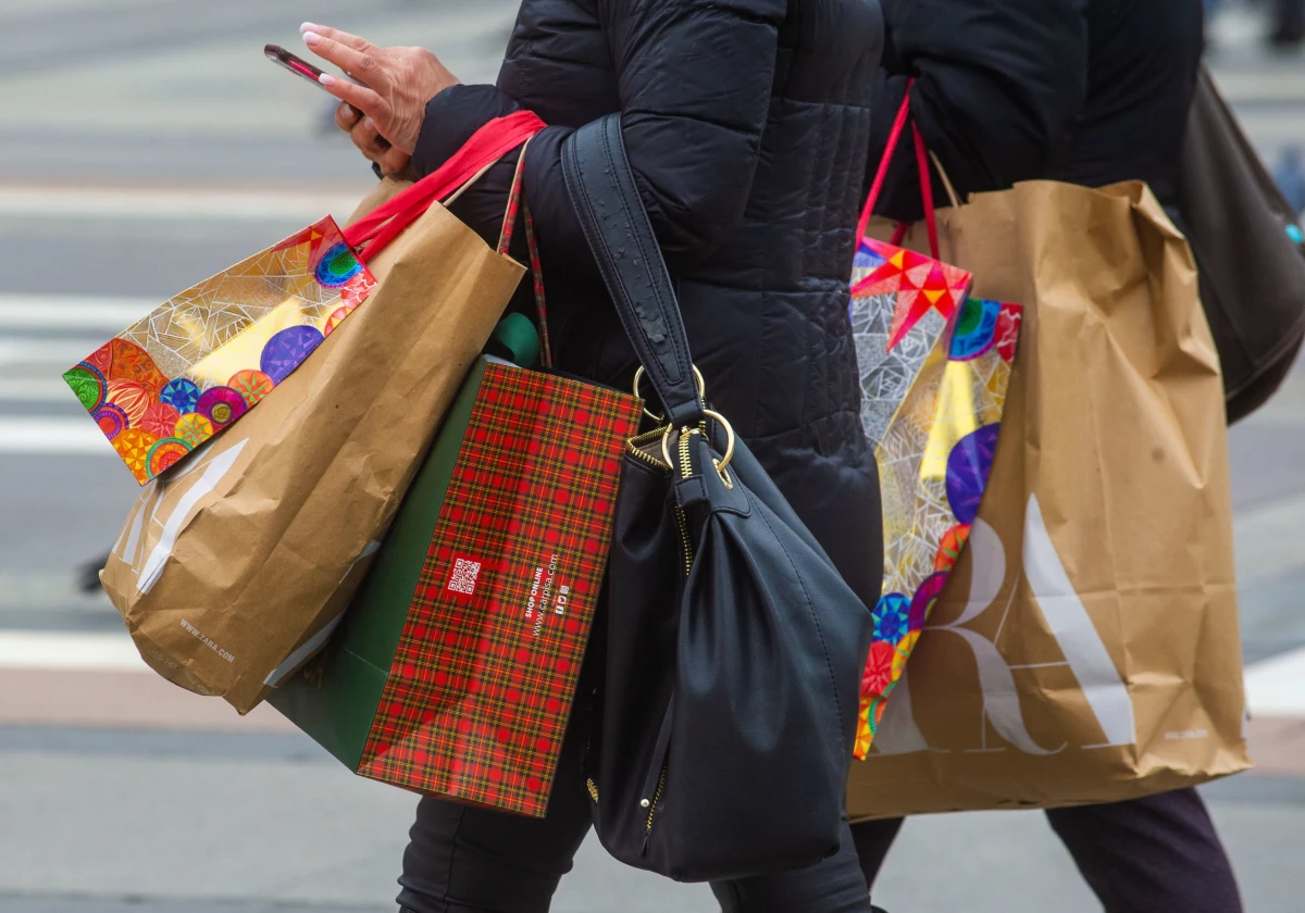 Był ładny spadek, ale to stanęło, bo ludzie "rozkręcają się" przed świętami - powiedział wirusolog prof. Włodzimierz Gut. Odniósł się w ten sposób do sobotnich danych na temat przebiegu epidemii koronawirusa w Polsce. Jego zdaniem, rząd "nie ma wyboru" i musi wprowadzać nowe obostrzenia.