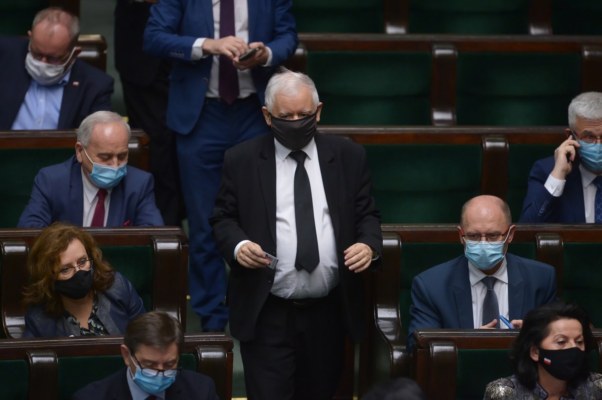„Platforma poszła bardzo ostro w lewo, w stronę lewackiego ekstremizmu, co nas trochę zaskakuje” - ocenił prezes PiS, wicepremier Jarosław Kaczyński w rozmowie z "Rzeczpospolitą".