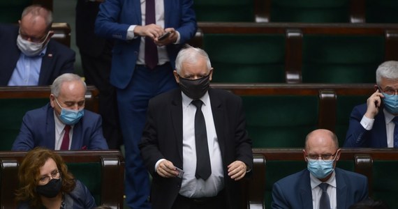 „Platforma poszła bardzo ostro w lewo, w stronę lewackiego ekstremizmu, co nas trochę zaskakuje” - ocenił prezes PiS, wicepremier Jarosław Kaczyński w rozmowie z "Rzeczpospolitą".