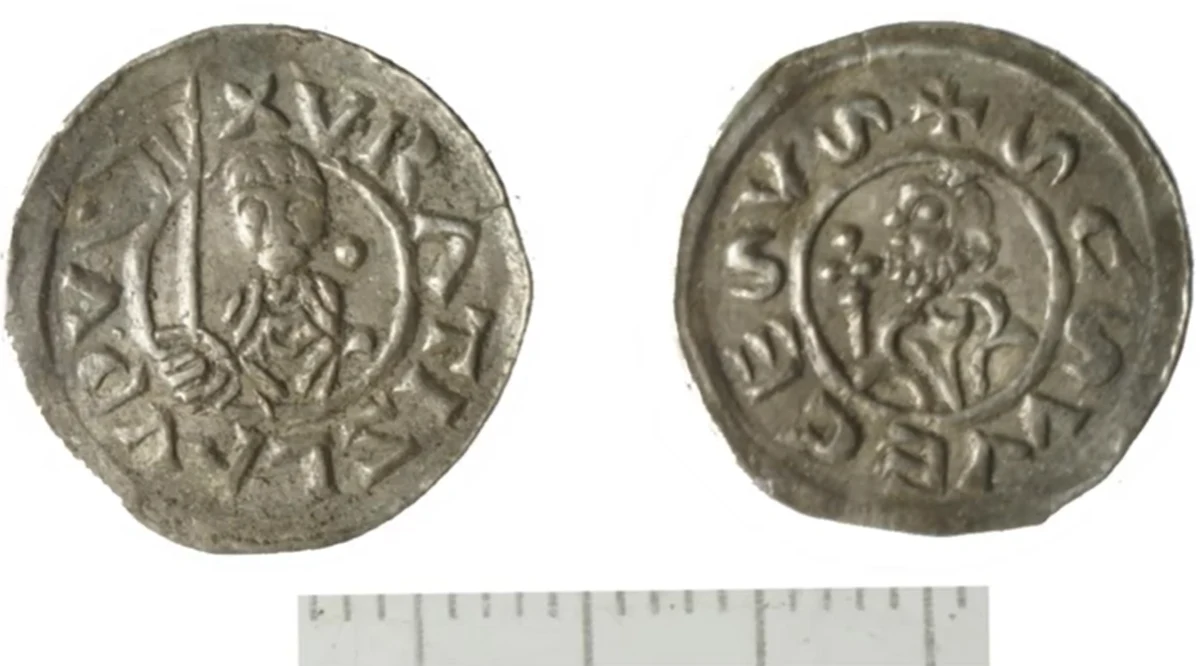 Obrączki i pierścionki znaleziono wraz ze średniowiecznymi monetami zakopanymi na polu kukurydzy w Słuszkowie k. Kalisza. To jeden z najbardziej intrygujących skarbów z terenu Polski - twierdzi dr Adam Kędzierski z Instytutu Archeologii i Etnologii PAN.