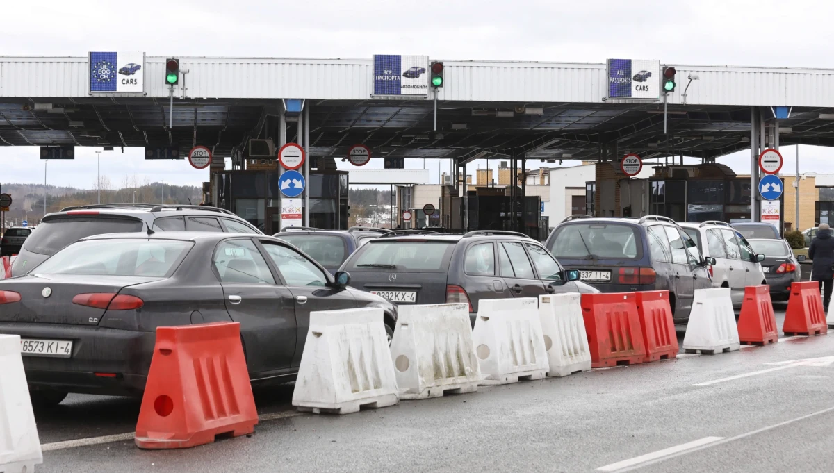 ​Ministerstwo Finansów Białorusi zaproponowało wprowadzenie opłat za wyjazd z kraju samochodem - informuje agencja Biełta, powołując się na ministra Jurija Seliwerstowa. Tut.by zwraca jednak uwagę, że według planów opłata nie będzie dotyczyła tych, co wyjeżdżają do Rosji.