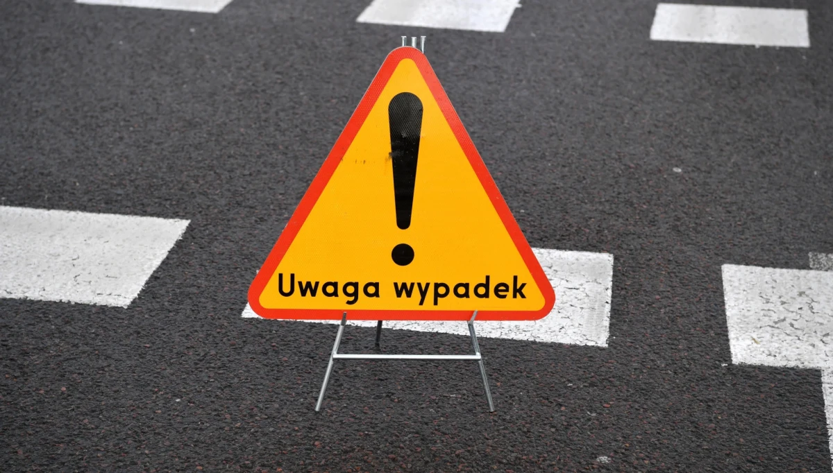 Jedna osoba zginęła, a 7 zostało rannych w zderzeniu busa z samochodem osobowym, do którego doszło na drodze krajowej nr 94 w miejscowości Zagórze w powiecie wielickim. 
