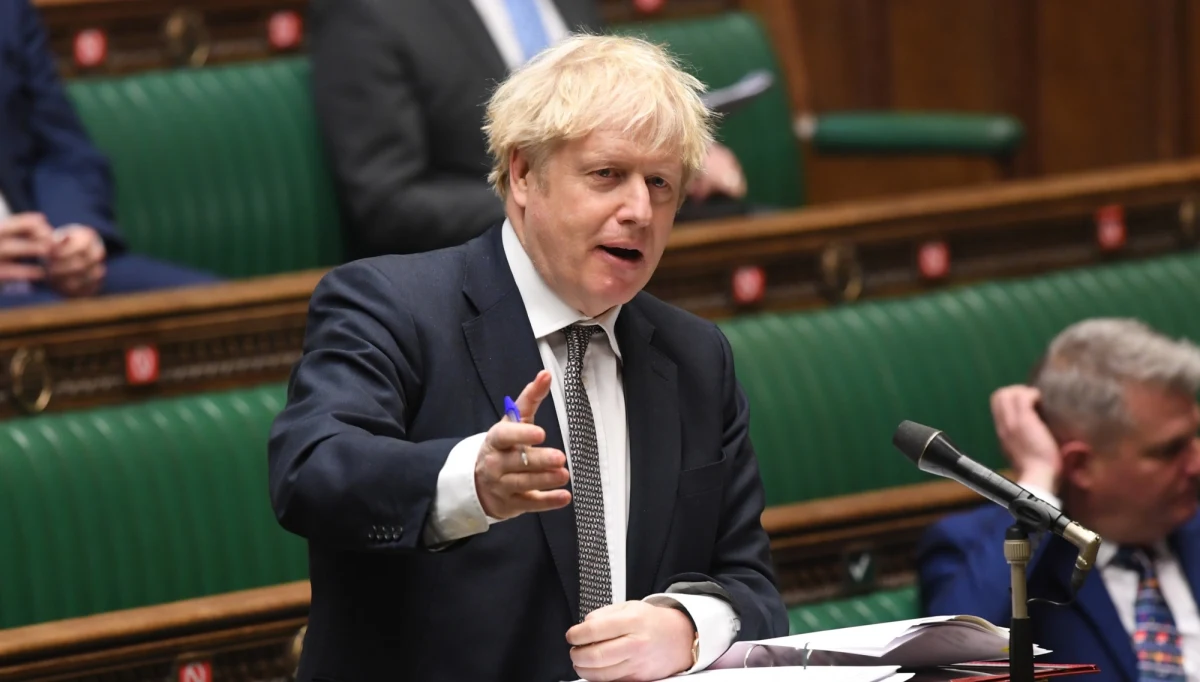 W związku z rozprzestrzenianiem się nowego wariantu koronawirusa od północy w Londynie i południowo-wschodniej Anglii zacznie obowiązywać nowy, czwarty poziom restrykcji epidemicznych - poinformował w sobotę po południu premier Wielkiej Brytanii Boris Johnson.