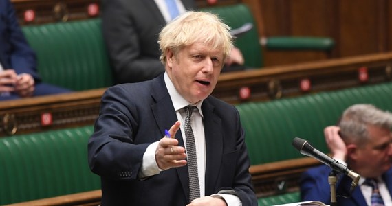 W związku z rozprzestrzenianiem się nowego wariantu koronawirusa od północy w Londynie i południowo-wschodniej Anglii zacznie obowiązywać nowy, czwarty poziom restrykcji epidemicznych - poinformował w sobotę po południu premier Wielkiej Brytanii Boris Johnson.
