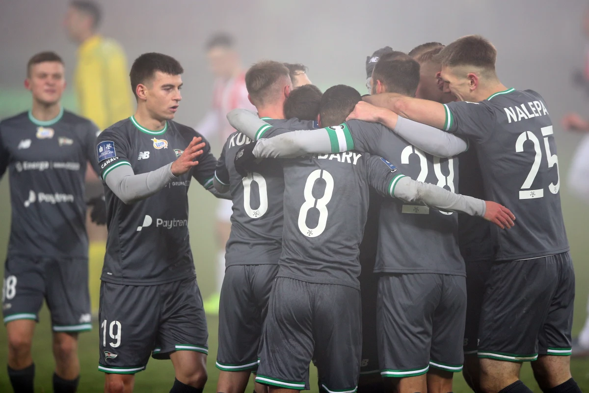 Lechia Gdańsk pokonała 3-0 Cracovię w meczu Ekstraklasy. "Pasy" kończyły mecz w dziesiątkę po czerwonej kartce dla Gardawskiego.