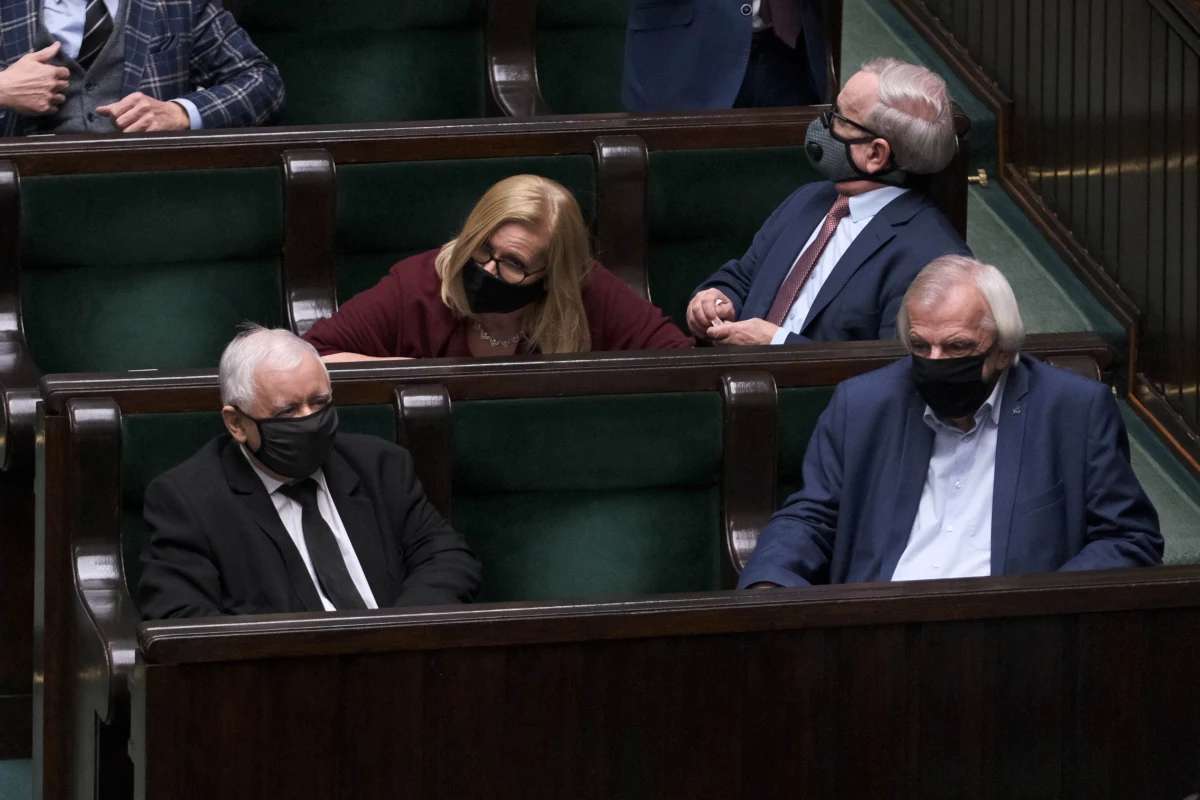 Platforma Obywatelska była, jest i pozostanie partią środka. Prezes PiS Jarosław Kaczyński od lat wchodzi tylko w spory ideologiczne. Mam wrażenie, że stracił kontakt z rzeczywistością i nie widzi czym żyją Polacy. Tak szef PO Borys Budka odpowiada na słowa Kaczyńskiego. Prezes Prawa i Sprawiedliwości w wywiadzie dla "Rzeczpospolitej" stwierdził, że PO poszła w stronę "lewackiego ekstremizmu".