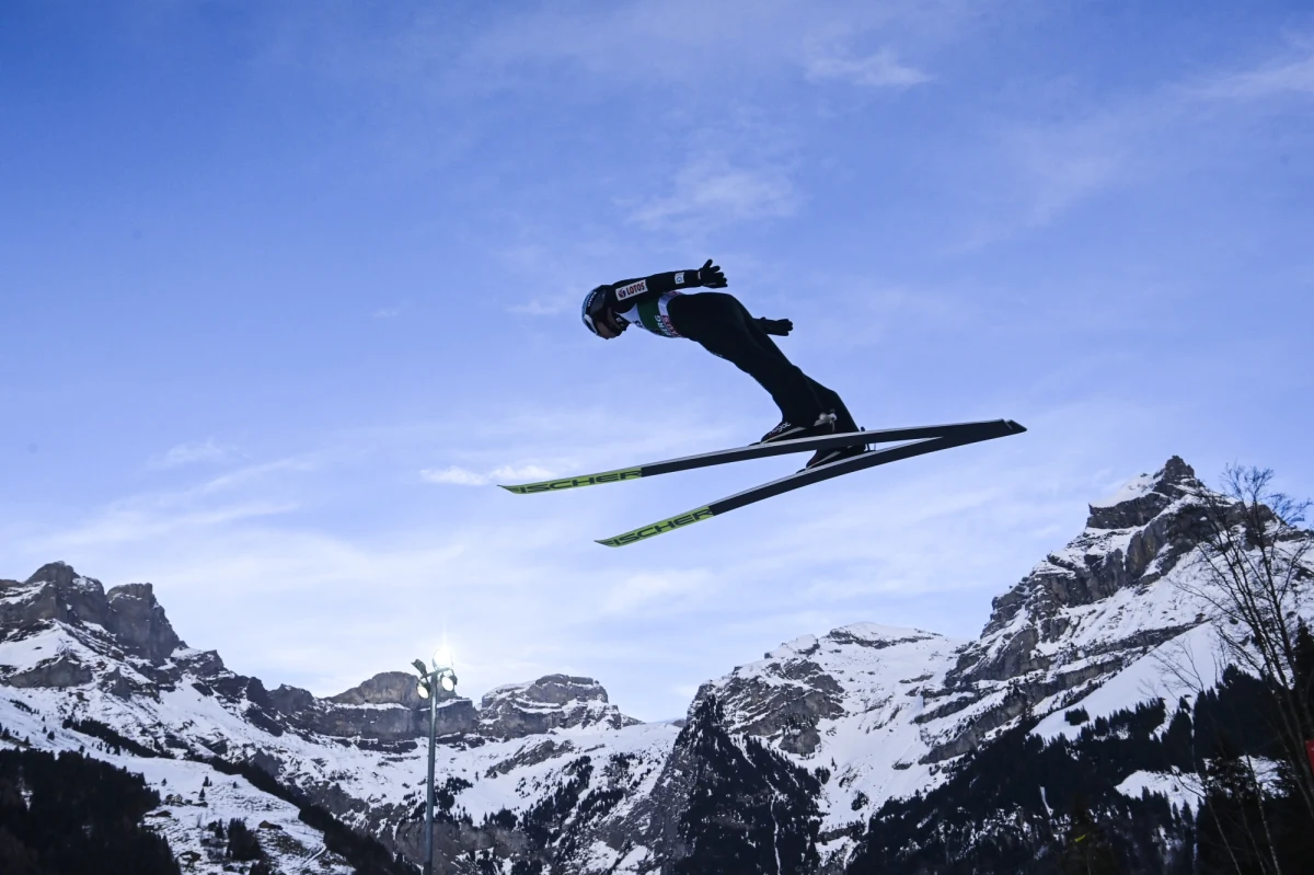 W Engelbergu dzisiaj druga odsłona rywalizacji w Pucharze Świata w skokach narciarskich. Polacy zwykle dobrze spisują się w Szwajcarii - i nie inaczej jest tym razem. W sobotnim konkursie Kamil Stoch był drugi, a w pierwszej "10" uplasowało się jeszcze trzech biało-czerwonych.