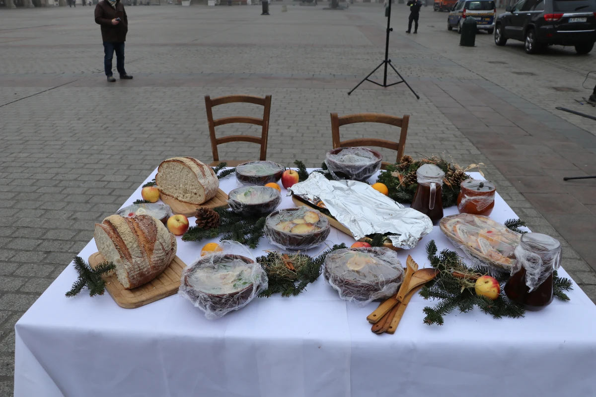 Bezdomni i potrzebujący nie zostali pozbawieniu pomocy. Mimo epidemii koronawirusa w Krakowie odbyła się 24. Wigilia organizowana przez krakowskiego restauratora Jana Kościuszkę. Tym razem nie na Rynku Głównym, ale w formie konwoju, który odwiedził osoby w potrzebie.