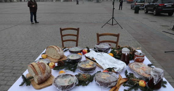 Bezdomni i potrzebujący nie zostali pozbawieniu pomocy. Mimo epidemii koronawirusa w Krakowie odbyła się 24. Wigilia organizowana przez krakowskiego restauratora Jana Kościuszkę. Tym razem nie na Rynku Głównym, ale w formie konwoju, który odwiedził osoby w potrzebie.