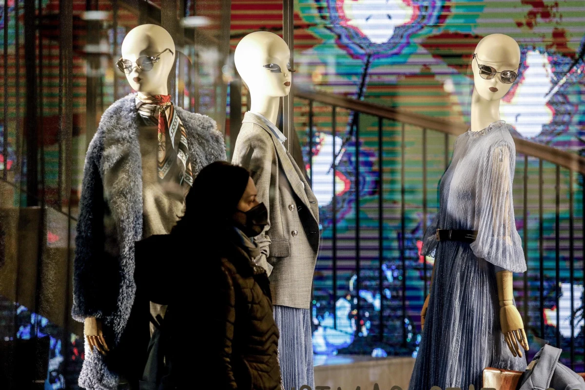 O zniesieniu pewnych restrykcji dla zaszczepionych przeciw Covid-19, zamknięciu hoteli i galerii handlowych, siłowni, klubów fitness i stoków narciarskich, zakazie wychodzenia z domu w noc sylwestrową i obowiązku kwarantanny dla przyjeżdżających do Polski czytamy w projekcie rządowego rozporządzenia, opublikowanym dzisiaj na rządowych stronach. Zapisy projektu są bardzo ogólnikowe.