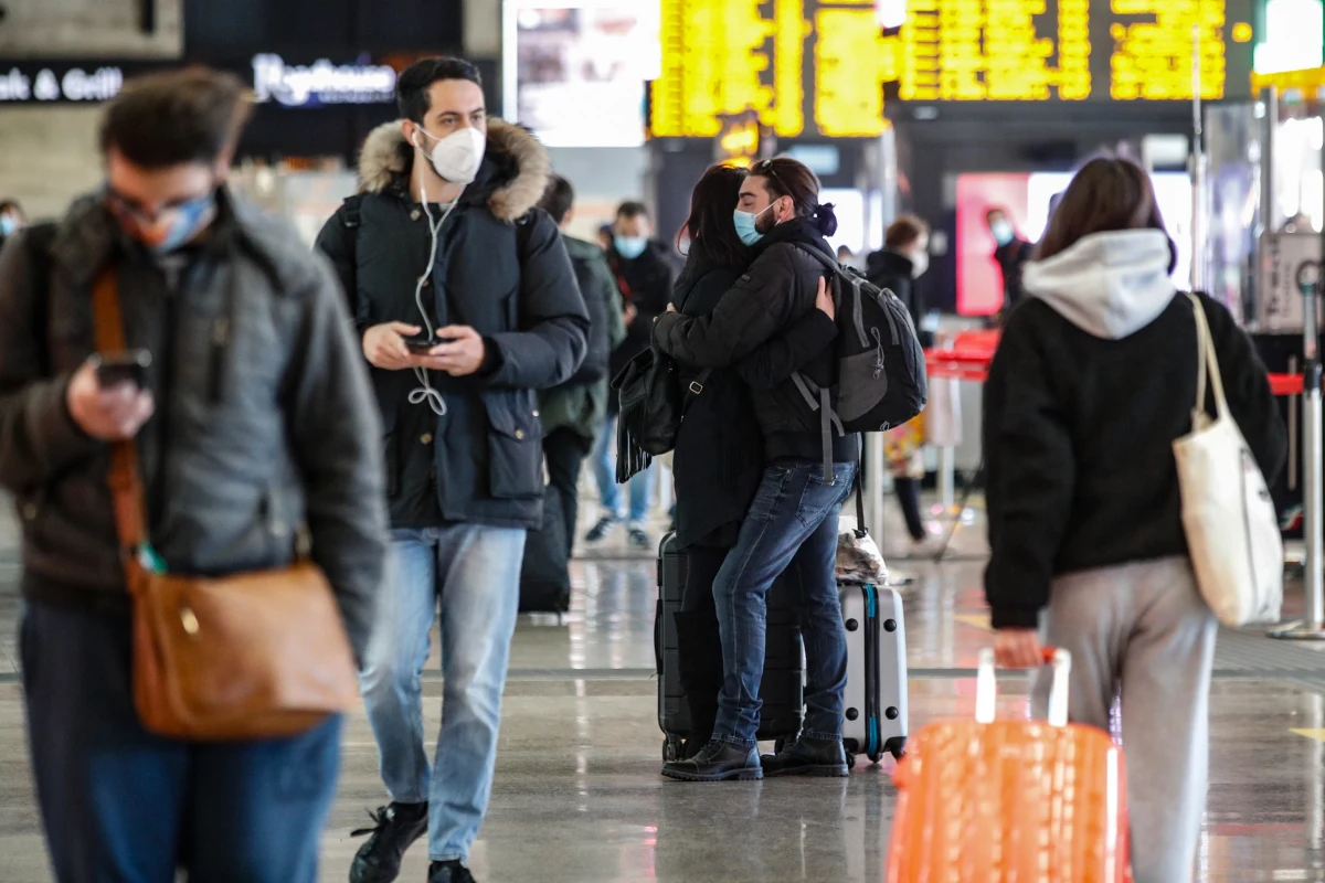 Sytuacja epidemiczna na Wyspach Brytyjskich w kontekście powrotu na święta Polaków tam pracujących ma być omawiana podczas poniedziałkowego posiedzenia rządowego zespołu zarządzania kryzysowego - dowiedział się reporter RMF FM. Rząd w Londynie ogłosił lockdown czwartej kategorii w pięciostopniowej skali. Brytyjscy eksperci alarmują, że pojawiła się u nich mutacja koronawirusa, którym łatwiej się teraz zarazić. Połączenia kolejowe i lotnicze z Wielką Brytanią zawiesiły już m.in. Belgia, Francja, Niemcy, Holandia i Włochy.