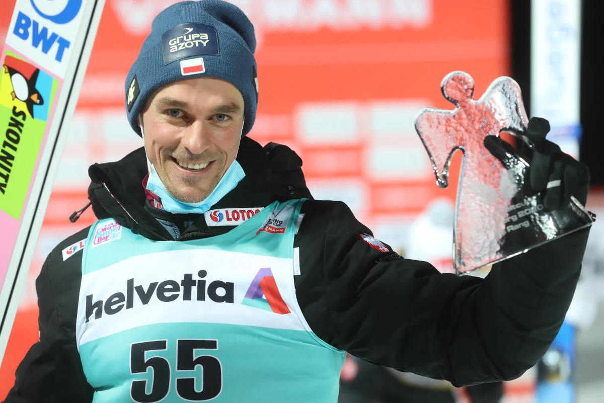 Piotr Żyła zajął trzecie miejsce w niedzielnym konkursie Pucharu Świata w skokach narciarskich w Engelbergu. Norweg Halvor Egner Granerud wygrał, a Niemiec Markus Eisenbichler był drugi. 
