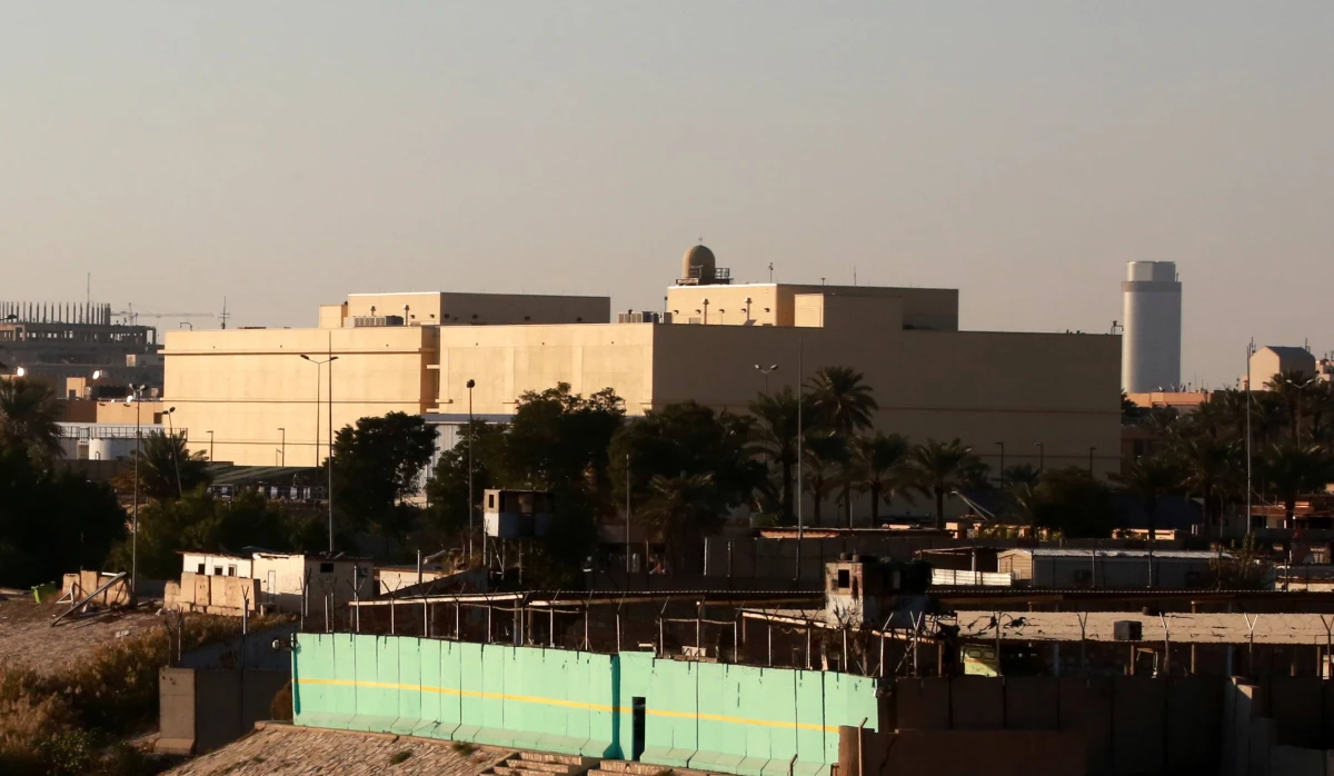 Co najmniej trzy pociski rakietowe odpalone z wyrzutni typu Katiusza spadły w niedzielę na tzw. zieloną strefę w Bagdadzie - podała agencja Reutera powołując się na źródła w irackich służbach bezpieczeństwa. Celem ataku, w którym nie odnotowano ofiar, była ambasada USA.