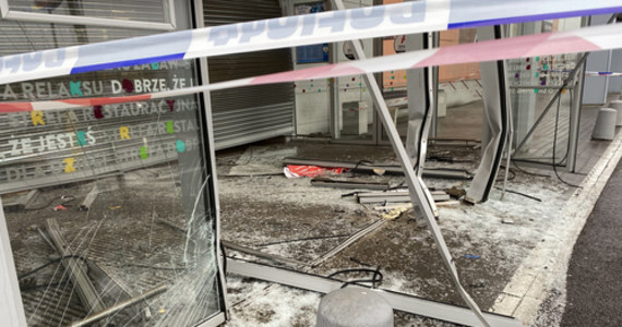 Policja szuka sprawców, którzy zrabowali kosztowności ze sklepu jubilerskiego w Gdańsku. Do zuchwałego napadu doszło nad ranem.
