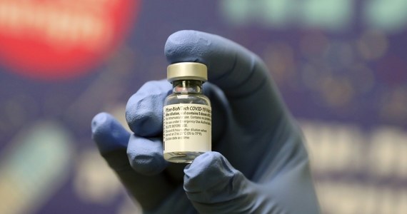 Komisja Europejska zgodziła się na dopuszczenie do obrotu w Unii Europejskiej szczepionki Pfizer/BioNTech przeciw Covid-19. Preparat będzie dostępny dla wszystkich krajów Unii w tym samym czasie i na tych samych warunkach - poinformowała przewodnicząca Komisji Europejskiej Ursula von der Leyen. Europejska Agencja Leków zdecydowała wcześniej w poniedziałek o warunkowej autoryzacji szczepionki. 