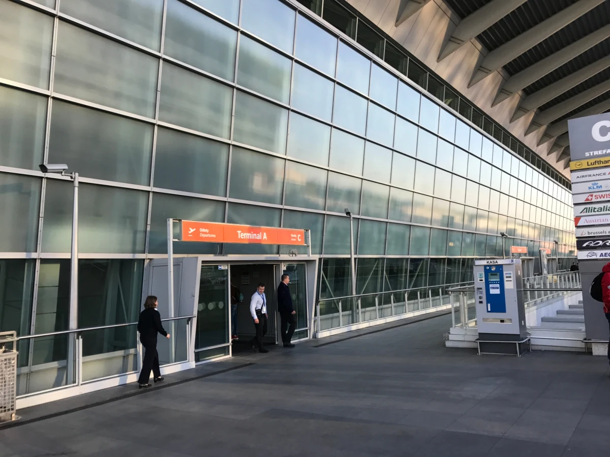 ​Do 6 stycznia 2021 roku ma obowiązywać zakaz lądowania w Polsce samolotów z lotnisk położonych na terytorium Wielkiej Brytanii i Irlandii Północnej - wynika z projektu rozporządzenia rządu. Do tego dnia przedłużony ma być też zakaz lotów z kilku innych krajów.