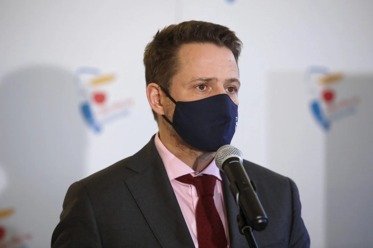 Prezydent stolicy Rafał Trzaskowski złożył w poniedziałek wyjaśniania w  Komendy Rejonowej Policji przy ul. Zakroczymskiej w Warszawie. Po wyjściu z komendy wyjaśnił, że sprawa dotyczy nieprzestrzegania przepisów sanitarnych związanych z pandemią na jego wiecach wyborczych w czasie kampanii prezydenckiej. "Zachowanie policji, która jest do tego zmuszana tak podejrzewam, ma tylko i wyłącznie znamiona szykan" - ocenił.