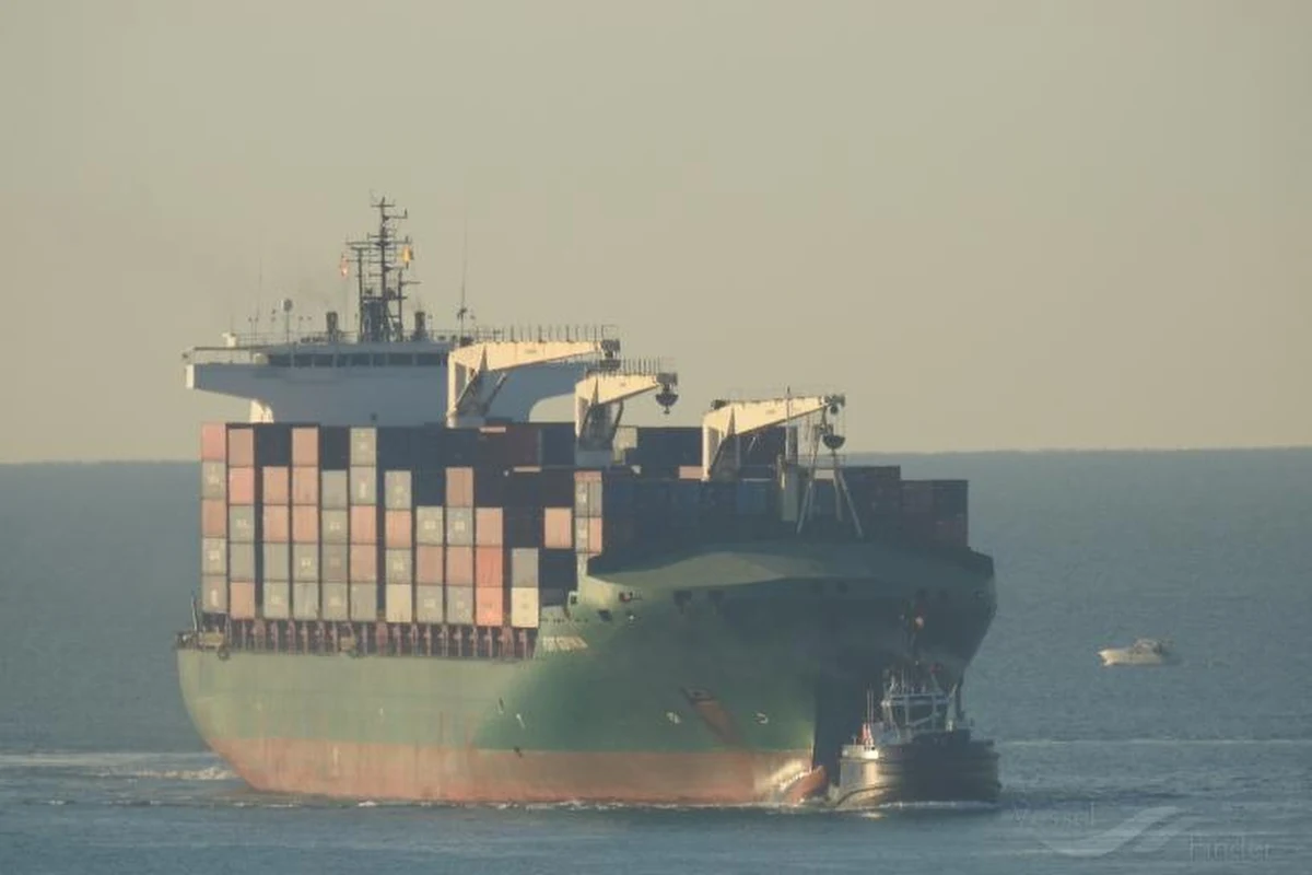 Nieudany atak piratów na statek m/s PORT GDYNIA w Zatoce Gwinejskiej u wybrzeży Afryki. Jednostką, która pływa pod maltańską banderą, zarządzają Polskie Linie Oceaniczne. Załoga - 13 Polaków i 3 obywateli Ukrainy - jest już bezpieczna.
