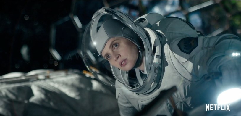 "Niebo o północy" to najnowszy film George’a Clooneya, popularnego aktora ("Syriana", "Spadkobiercy"), reżysera ("Good Night and Good Luck", "Idy marcowe") i producenta ("Operacja Argo"). W opartym na książce Lily Brooks-Dalton dziele twórca "Obrońców skarbów" przedstawia pesymistyczną wizję świata przyszłości, w której Ziemia stała się niezdatna do życia, a kilkaset zespołów astronautów wyrusza w kosmos w poszukiwaniu nowej planety. 