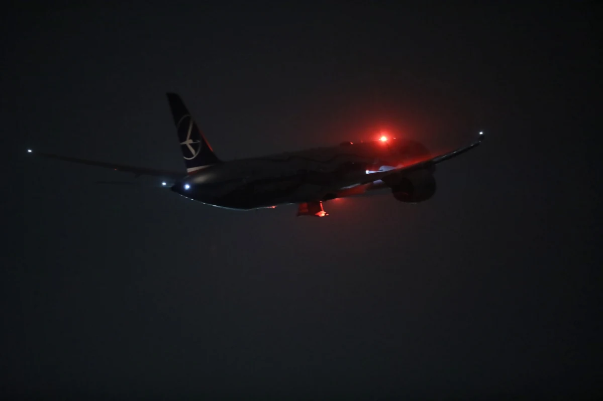 Od wtorku 22 grudnia do 6 stycznia 2021 roku obowiązywać będzie zakaz lądowania w Polsce samolotów z lotnisk położonych na terytorium Wielkiej Brytanii: przepisy w tej sprawie wprowadza opublikowane właśnie w Dzienniku Ustaw rządowe rozporządzenie. Decyzja o zablokowaniu lotów z Wysp jest pokłosiem pojawienia się w Wielkiej Brytanii nowej, bardziej zaraźliwej odmiany koronawirusa.