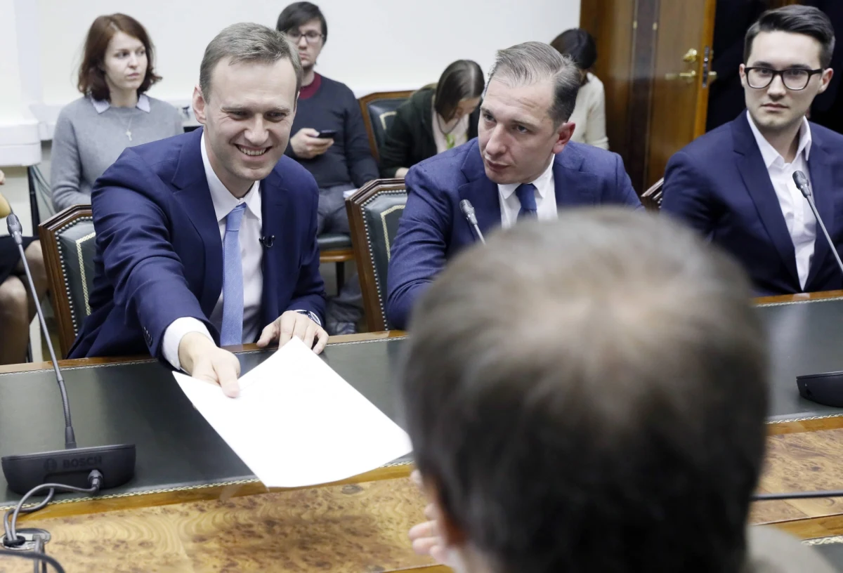 ​Rosyjski opozycjonista Aleksiej Nawalny w internecie opublikował nagranie rozmowy z funkcjonariuszem Federalnej Służby Bezpieczeństwa, który miał być zamieszany w próbę jego otrucia. Wynika z niego, że środkiem trującym skażona była bielizna Nawalnego. FSB oświadczyła, że materiały są "zaplanowaną prowokacją", która nie mogła się odbyć bez pomocy obcych służb.